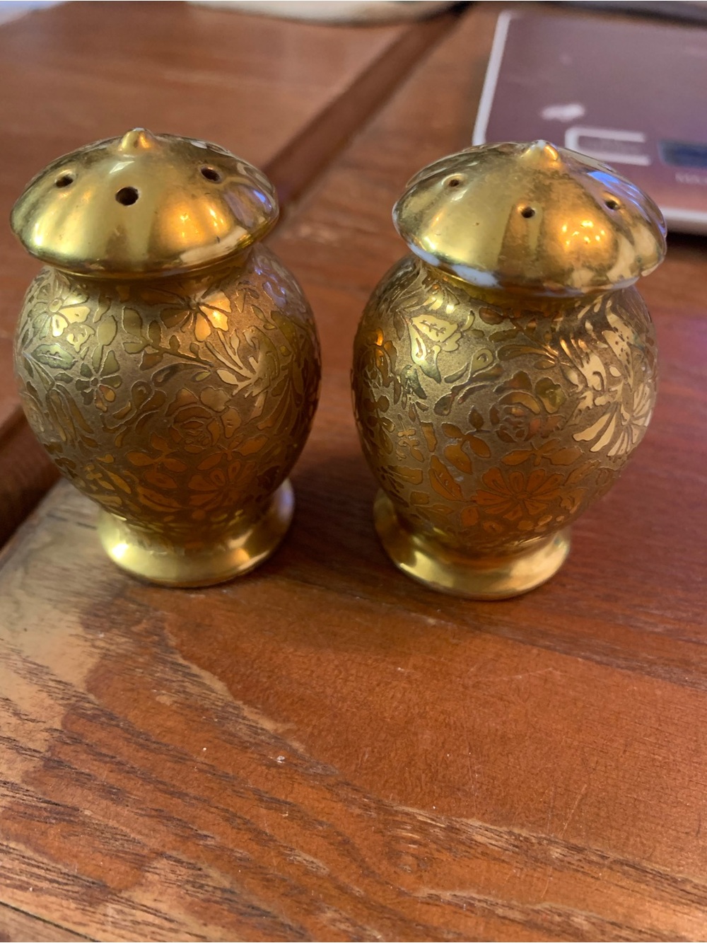 Gold Floral Etched Salt and Pepper Shakers - Decorative Serveware Vintage - Picture 4 of 6